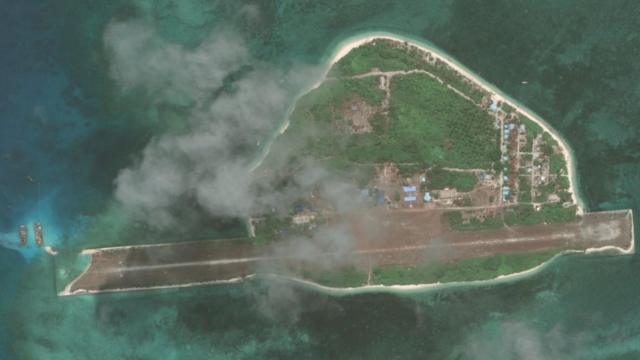 美国战略与国际研究中心指出，5月17日拍摄的卫星相片显示，中业岛机场跑道西边停靠了两只船，也显示了跑道的损毁情况。