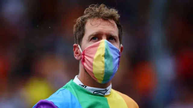 Zakaran F1 na duniya karo hudu Sebastian Vettel n nuna goyon baya ga 'yan Luwadi da Madigo a gangamin da aka yi a shekarar nan a gasar da aka yi ta Hungarian Grand Prix, sanye da kyalle mai launi daban-daban
