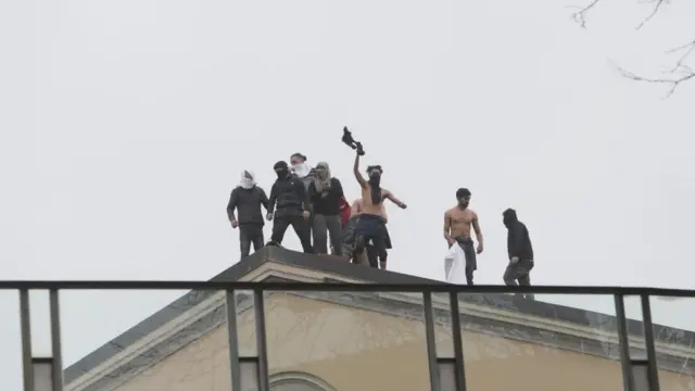 জেলখানাগুলোতে বন্দীরা বিদ্রোহ করেছে, অনেক বন্দী পালিয়ে গেছে