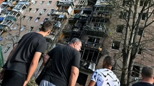 Курск губернатори Алексей Смирнов вилоятдан 121 минг одам эвакуация қилингани ва яна 59 минг нафари олиб чиқилиши лозимлигини айтди.