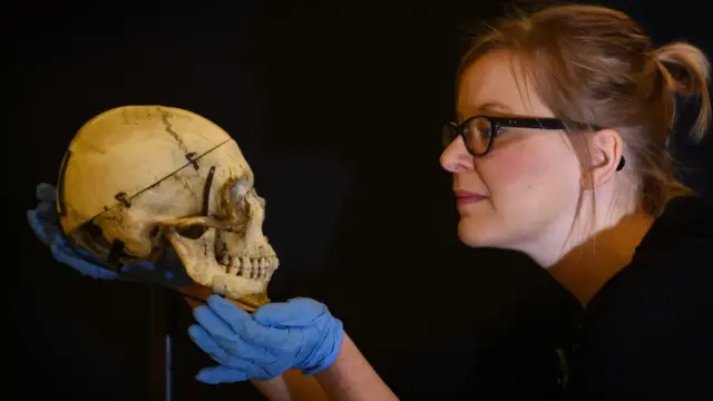 Curadora con calavera