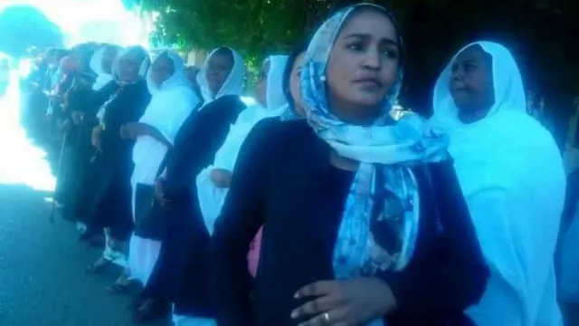 صورة مجموعة من السيدات المحتجات