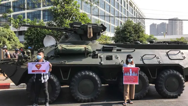 မြန်မာနိုင်ငံတော် ဗဟိုဘဏ် ရန်ကုန်ဘဏ်ခွဲရှေ့မှာ စစ်တင့်ကားတွေနဲ့ ရဲတပ်ဖွဲ့ဝင်တွေ အများအပြား လုံခြုံရေးယူထား‌စဥ်