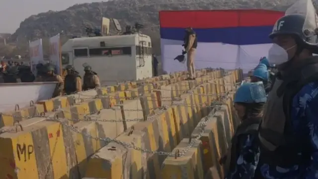 రోడ్డులపై సిమెంట్ బ్లాకులు