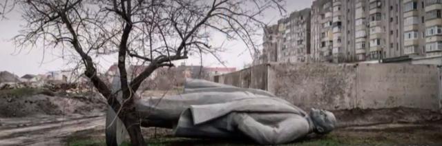 在乌克兰的许多城市，列宁的雕像被推倒在街头，风吹日晒，没有人再理睬。