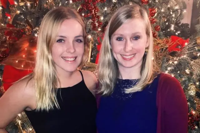 伊丽莎白（左）和姐姐