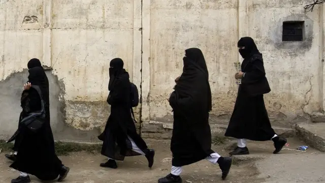 জেনারেল জিয়ার শাসনামলে ঘরের বাইরে স্কুলে, কলেজে এবং রাষ্ট্রীয় টেলিভিশনে মেয়েদের মাথায় কাপড় দেওয়ার আদেশ দেওয়া হয় ।