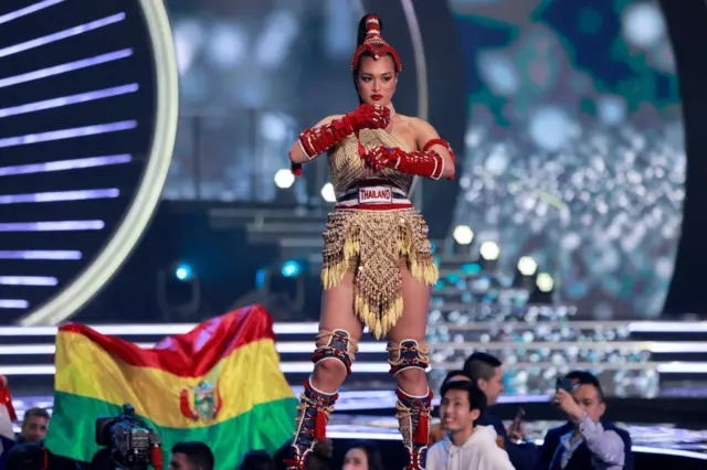 แอนชิลี สก็อต-เคมมิส ในชุดประจำชาติมวยไทย &quot;นางคาด&quot;