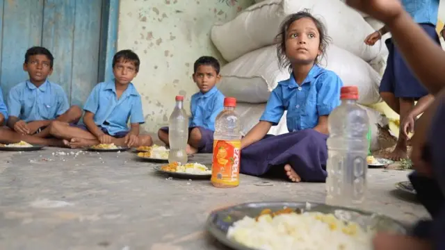 मिड डे मील में परोसा गया खाना