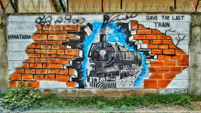 Kampeni ya kwenye mtandao #SaveTheLastTrain na mshairi Akol Miyen, ndiyo ilishinikiza mchoro huu. "Hii ndio treni ya mwisho kwasababu nafasi yetu kama taifa zinamalizika," kundi hilo linasema.