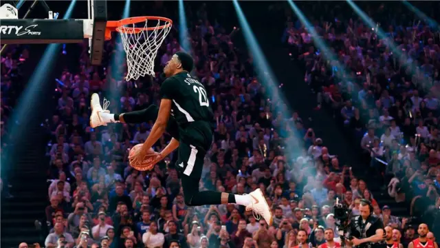 图为知名扣将DJ斯蒂芬斯（DJ Stephens）在一场全明星赛上炫技。静眼可以协助大脑规划身体运动，使动作更流畅。（Great Alain Jocard/AFP/Getty Images）