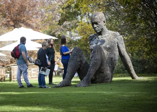 Igishusho c'umunyatugenegene Adelheid von Maltitz ni kimwe mw'imurika ry'ibishusho "Good Neighbours" mu kibanza ca Nirox Sculpture Park i Johannesburg, Afrika y'epfo, itariki 07 Rusama (5) 2022. Nirox yakoranye na Kaminuza zo muri Afrika y'epfo, Zimbabwe, Eswatini, Mozambique, Namibia, Angola na Botswana.