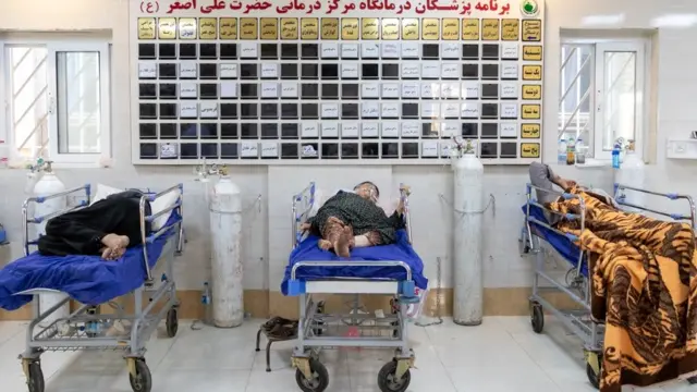 بیماران بدحال مبتلا به کرونا در سالن بیمارستانی در شیراز در انتظار پذیرش و انتقال به بخش