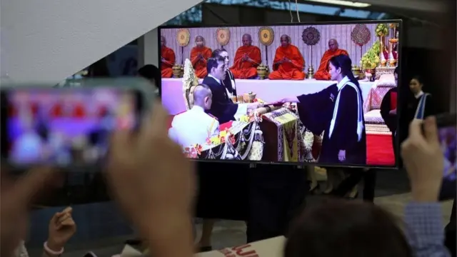 บัณฑิตเข้ารับพระราชทานปริญญาบัตรจากพระบาทสมเด็จพระเจ้าอยู่หัว วันที่ 30 ต.ค.