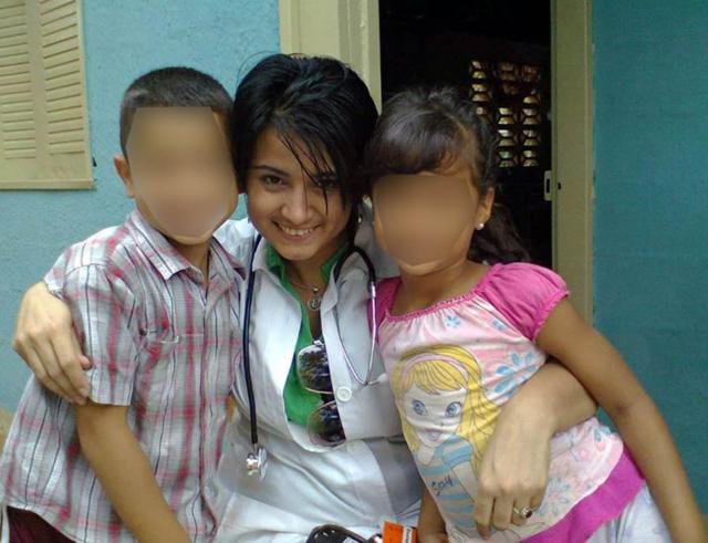 Dayli Coro con dos menores a los que trató en Venezuela