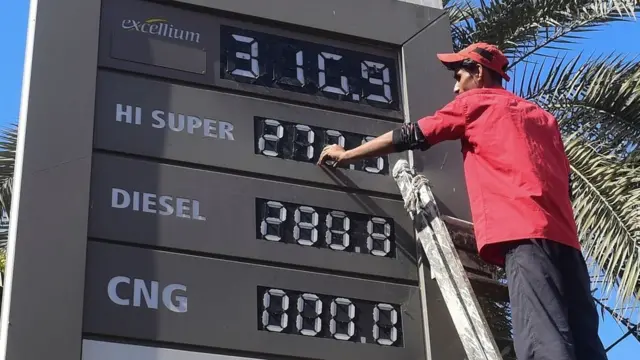 पाकिस्तान में पेट्रोल की आसमान छूती कीमतों के बीच महंगाई से जनता त्रस्त