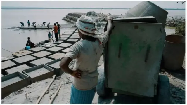 નારાયણી નદીના પૂર્વ કાંઠે કાંઠો બાંધતા મજૂર