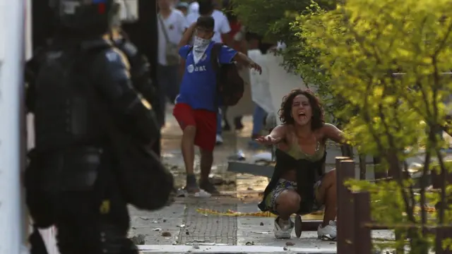 Cali şehrinde sokağa çıkma yasağı ilan edildi.