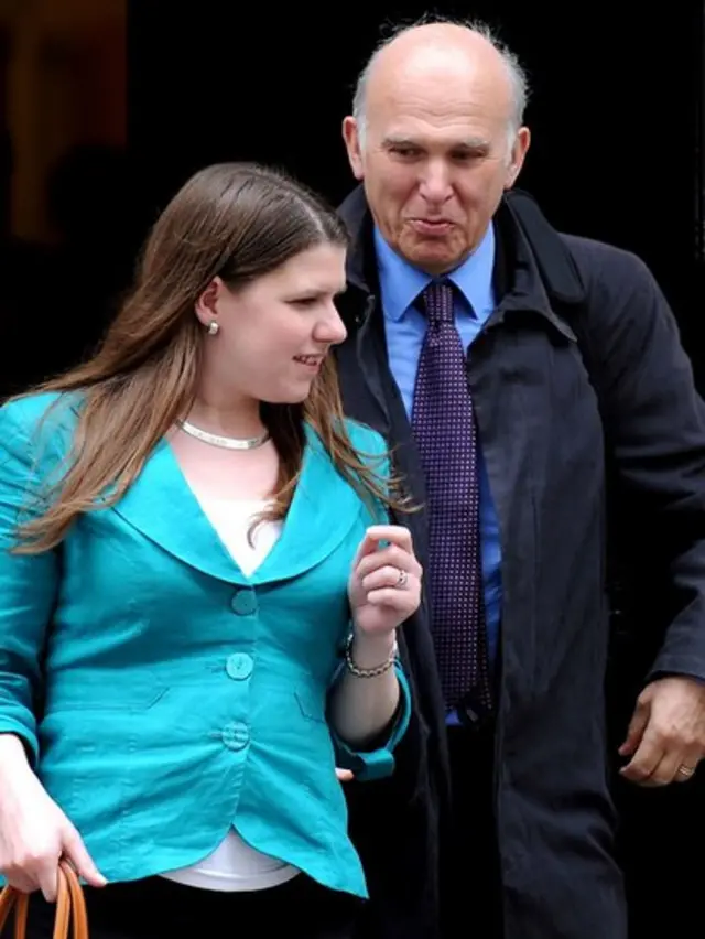 وینس کیبل و جو سوینسن از شماره ۱۰ خیابان داونینگ بیرون میآیند، ۲۰۱۲