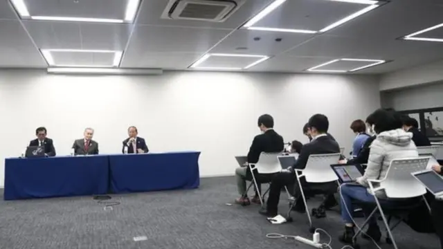 కొత్త తేదీలు ప్రకటిస్తున్న టోక్యో 2020 అధ్యక్షుడు యోషిరో మోరీ(మధ్యలో ఉన్నవ్యక్తి)