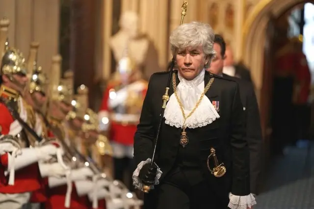 Gospođa koja nosi crni štap