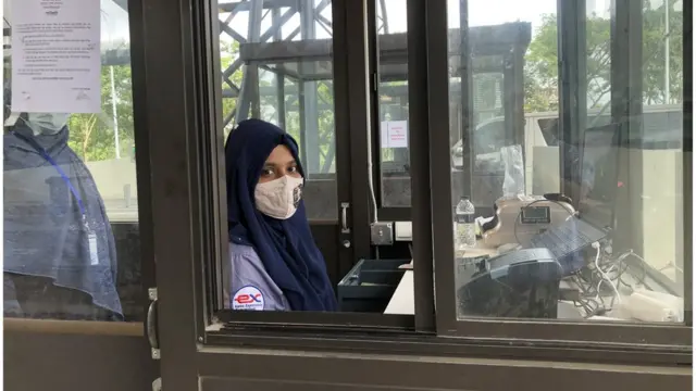পদ্মা সেতুর টোল প্লাজার একজন কর্মী