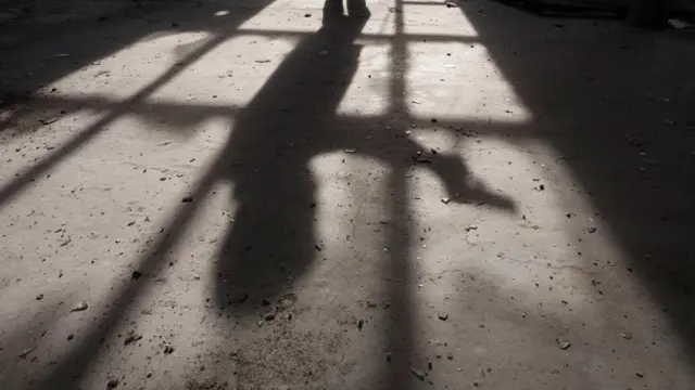 خيال على الأرض لشخص يمسك مسدسا