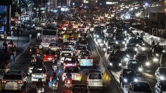 ऑड-ईवन स्कीम में गाड़ियां