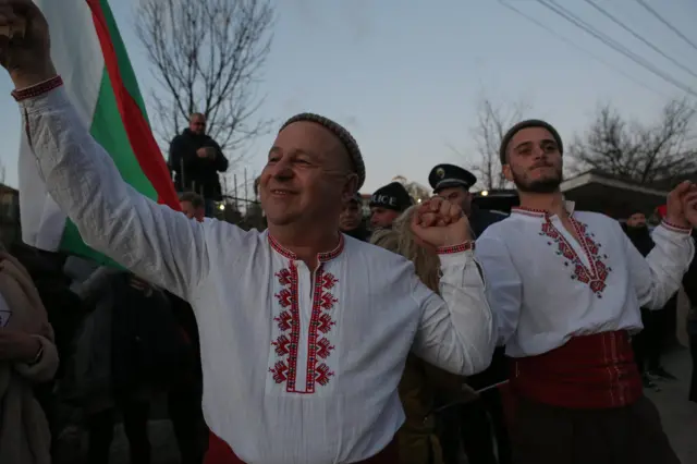 Na putu prema mestu održavanja događaja, litiji se prudružuju meštani koji igraju uz zvuke gajdi i tupana.