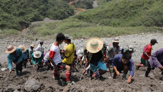 ဒီလိုနေရာမျိုးတွေမှာ စွန့်ပစ်မြေစာပုံပြိုလို့ သေဆုံးရတာတွေကလည်း မကြာခဏ ကြုံနေရတာပါ