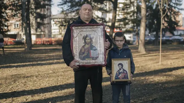 Окупљени су у рукама носили и иконе