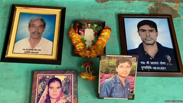 रिना तोमर यांच्या घरातील भींतीवर लागलेला मृत पती, मुलगा आणि सुनेचा फोटो