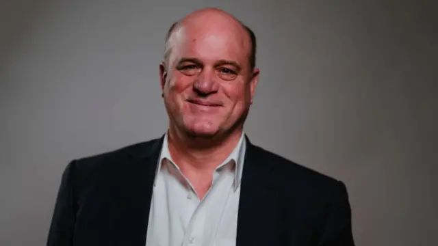 Kristofer Kerr kulib turibdi