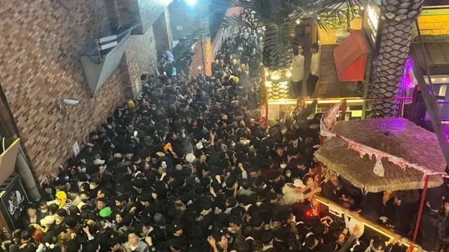 2022년 10월 30일 연합뉴스가 공개한 이 사진에서 핼러윈을 맞은 이태원 지역의 한 거리가 사람들로 가득 차 있다.