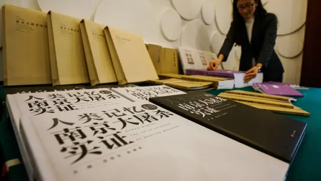 “以史为鉴、警示未来”2016年系列图书在南京首发(新华社图片12/12/2016)