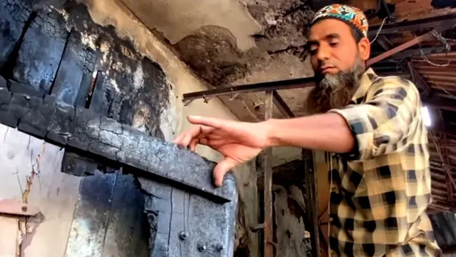 આરિફ ઇસ્માઈલ ત્રીસેક વર્ષથી ગવારા ટાવર ચોક પર ચપ્પલની દુકાન ચલાવતા હતા. રામનવમીને દિવસે તેની દુકાનને આગ ચાંપી દેવામાં આવી હતી.