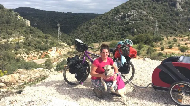 Ishbel e a cachorra Lucy na Turquia,pixbet confiávelfrente a bicicleta onde viajam juntas