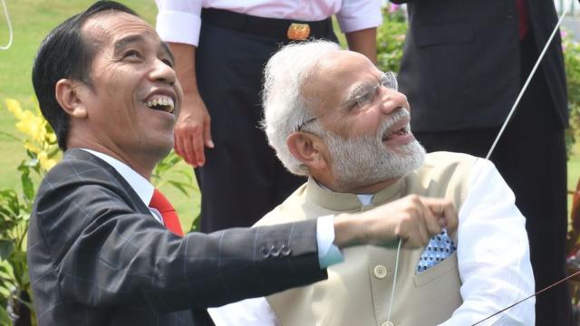 印度总理莫迪（右）与印尼总统佐科。