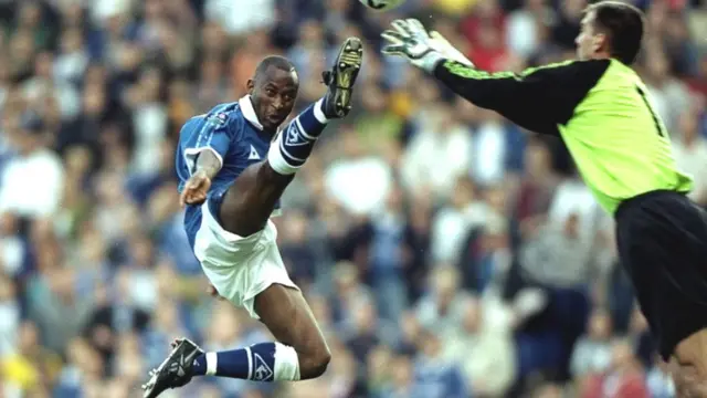 Peter Ndlovu ayaa 43 u dhaliyay 176 ciyaarood oo uu u saftay naadiga Coventry City, intii u dhaxaysay 1991 ilaa 1997.