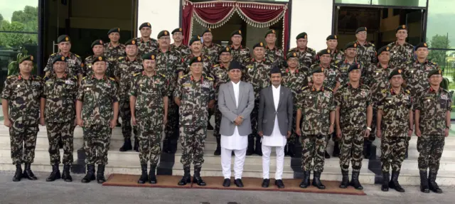 रक्षामन्त्री र नेपाली सेनाका अधिकारीहरू