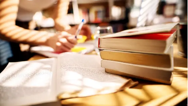 Стол, заваленный книгами