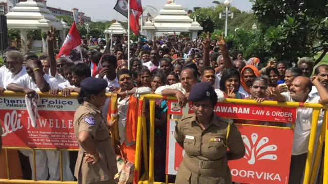 அஞ்சலி செலுத்த காத்திருந்த மக்களில் ஒரு பகுதி