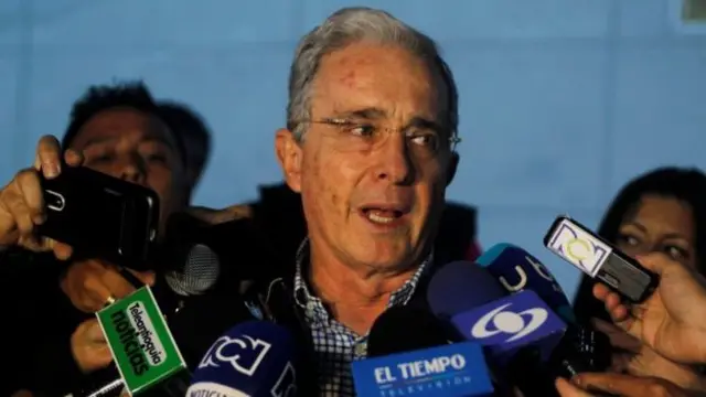 Prezida Uribe n'abamushigikiye bavuga ko ayo masezerano ya mbere atanga ikigongwe ku mabi yakozwe na FARC