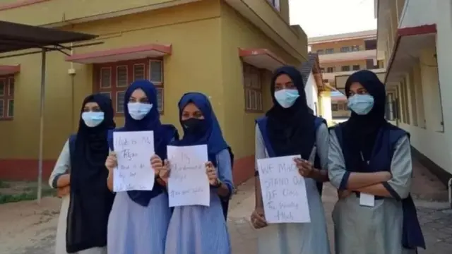 हिजाब का समर्थन करती छात्राएं