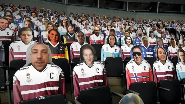 зрители картонные