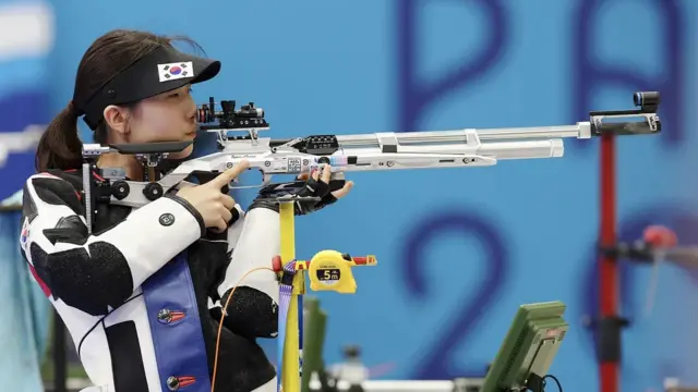 ගෘහස්ථව නිශ්චල ඉලක්කවලට වෙඩි තැබීමේදී, කාන්තාවන් පිරිමින්ට සමාන මට්ටමකින් දස්කම් දක්වයි.