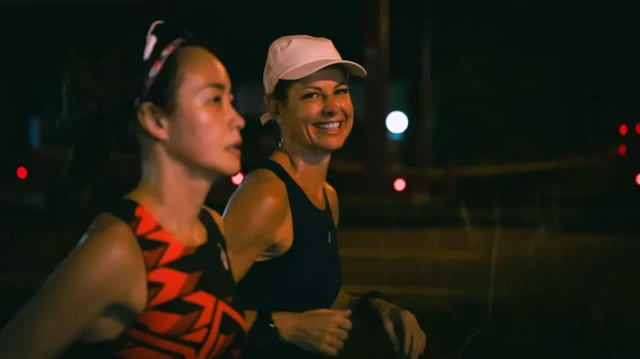 ناتالی هم تیمی‌اش در حال دویدن