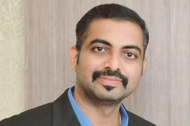 मनोज हे कृष्णगिरीमधील ग्लोबल स्नेकबाईक एज्युकेशन अँड रिसर्च ऑर्गनायझेशनचे संस्थापक आणि मुख्य वैज्ञानिक आहेत.