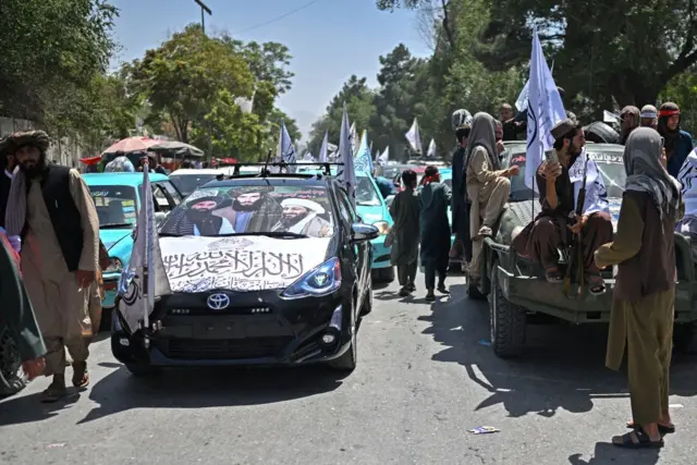 تصاویر اسامه بن‌لادن، ملا عمر و سراج‌الدین حقانی در جریان مراسم پنجمین سالگرد بازگشت طالبان به قدرت در شیشه جلو یک موتر در کابل دیده می‌شود.