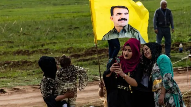 সিরিয়ার কুর্দি এলাকায় পিকেকে নেতা ওজালানের ছবি নিয়ে সেলফি তুলছেন দুই কুর্দি নারী